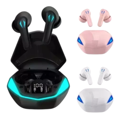 Fones de ouvido Bluetooth gamer sem fio com iluminação LED em diferentes cores e estojo de carregamento.