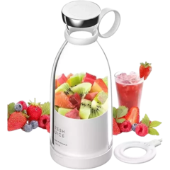 Garrafa juicer elétrica portátil com frutas frescas dentro, ao lado de um copo de bebida e frutas vermelhas.