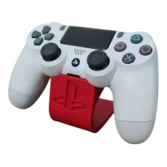 Suporte para controle de PS4 com logotipo em destaque, na cor vermelha, segurando um controle branco.