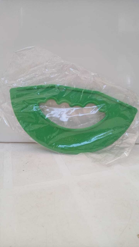 CORTAPIZZA PLASTICO MEDIA LUNA GRANDE