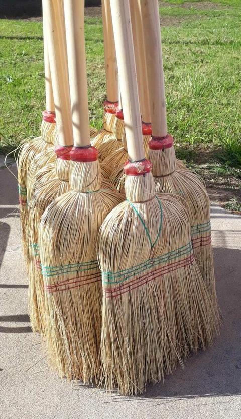 ESCOBA GALPONERA C/CBO. BARRENDERO