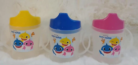 VASO BABY SHARK CON ASAS