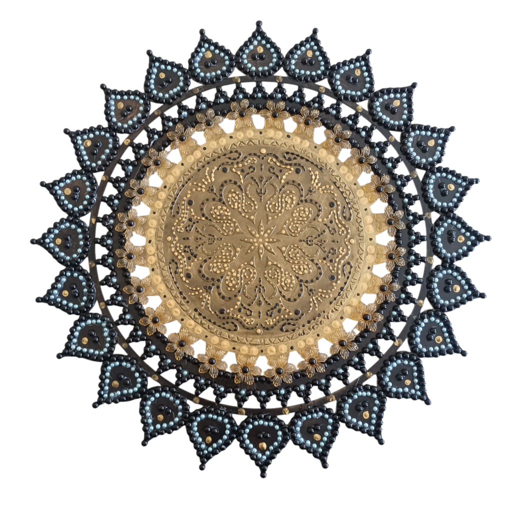 Quadro mandala artesanal pintado a mão com pedraria