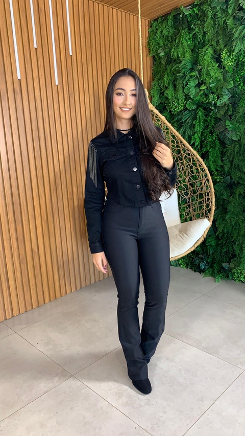 Jaqueta jeans preta com aplicação de corrente