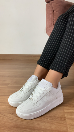 Tênis Nike Air Force branco linha premium | forma exata na internet