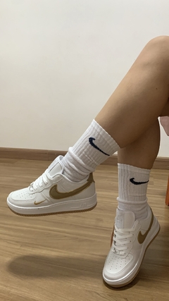Tênis Air Force 1 branco detalhes bege e dourado linha premium | forma exata