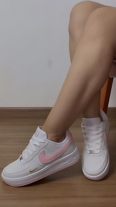 Tênis Air Force 1 branco detalhes rosa bb linha premium | forma exata - loja online