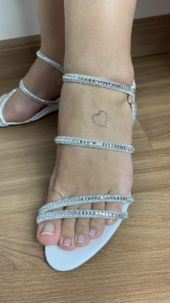Sandália anabela branca tiras brilhantes salto 5cm | forma exata na internet