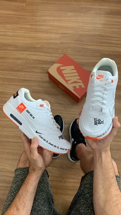 Tênis Nike Just do It branco com detalhes em laranjado masculino linha premium | forma exata - Maria Vitória sapatilhas 