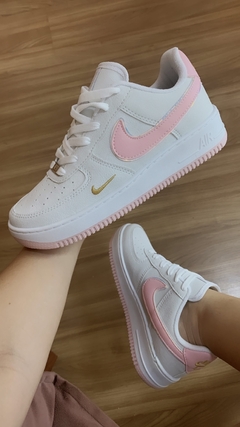 Tênis Air Force 1 branco detalhes rosa bb linha premium | forma exata na internet