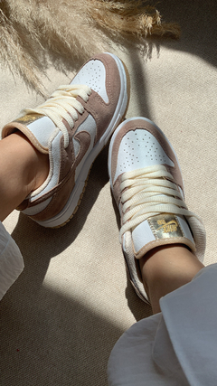 Imagem do Tênis Nike Dunk nude e branco linha Premium | forma exata