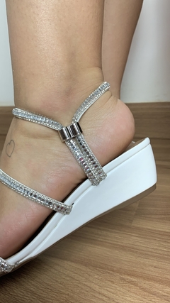 Sandália anabela branca tiras brilhantes salto 5cm | forma exata - comprar online