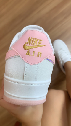 Imagem do Tênis Air Force 1 branco detalhes rosa bb linha premium | forma exata