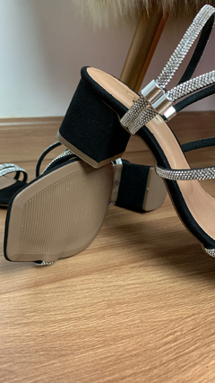 Sandália Anastácia preta tiras em brilhantes saltinho 5cm | forma exata - comprar online