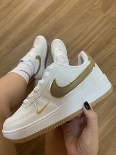 Tênis Air Force 1 branco detalhes bege e dourado linha premium | forma exata - comprar online