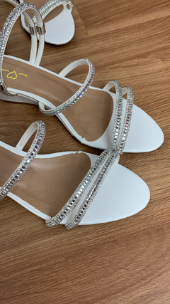 Sandália anabela branca tiras brilhantes salto 5cm | forma exata - comprar online