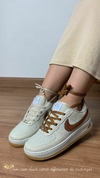 Tênis Nike linha Premium nude com detalhe caramelo vem com duas cores diferentes de cadarços | forma exata