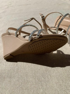 Sandália Iris nude salto Anabela com Tiras em Brilho | forma exata - comprar online