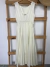 VESTIDO MIDI OFF WHITE COM SAIA PLISSADA na internet