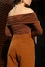 BLUSA OMBRO A OMBRO MARROM