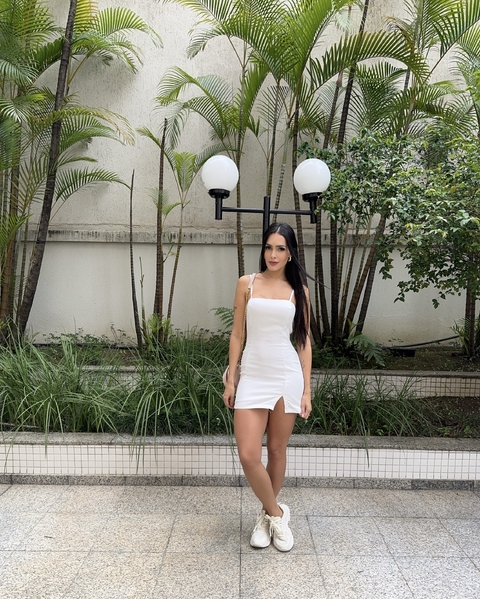 Vestido alfaiataria com alças reguláveis  fenda na lateral - Branco