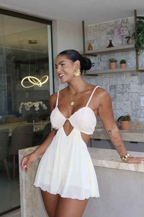 Macaquinho branco com decote v modelagem curta com tule