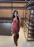 Vestido marrom curto alca fina  decote 