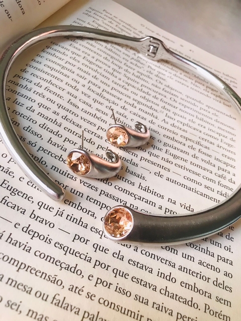 Conjunto de brinco e colar fosco com pedra