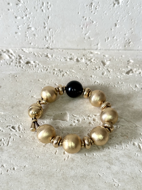 PULSEIRA FOSCA DE ESFERA DOURADA E PEDRA