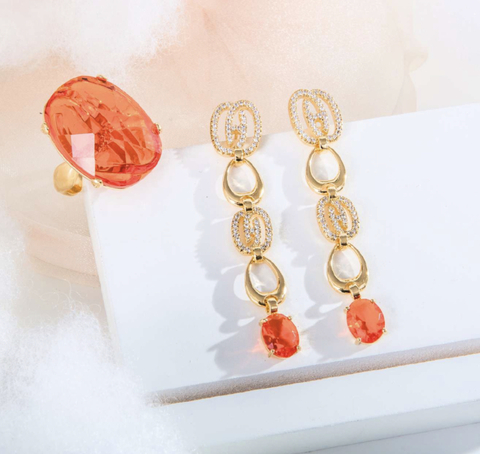 CONJUNTO DOURADO DE BRINCO E ANEL COM MICRO CRAVAÇÃO E PEDRAS NATURAIS