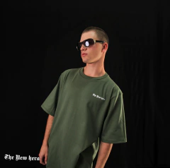 REMERA ESSENTIAL VERDE MILITAR en internet
