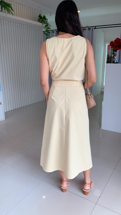 ONJUNTO DE BLUSA REGATA CROP E SAIA MIDI