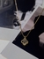 Colar Charlotte dourado na internet