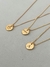 Colar medalha letra dourado