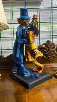 ESCULTURA CASAL DE PALHAÇOS.