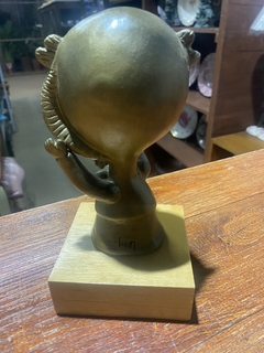 ESCULTURA MENINA COM PÁSSARO INOS CORRADIN na internet
