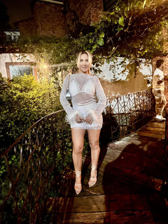 VESTIDO EM TELA BRILHANTE E PLUMAS NAS MANGAS na internet
