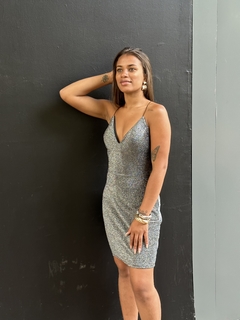VESTIDO LUREX ALÇA E COSTAS EM EVIDÊNCIA.