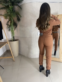 CALÇA JEANS MOM CARAMELO - Loja MS BRAND