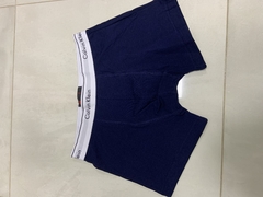 Boxer azul de la marca Calvin Klein, con cinturilla blanca y negra.