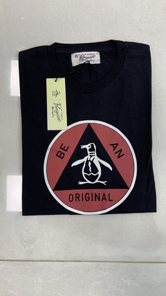 remera penguin estampada
