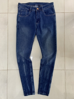 jeans liso con manchas