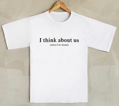 T-shirt Think About Us na internet