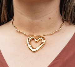 Choker em aro ondulado com maxi coração orgânico