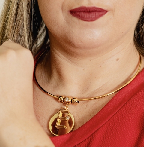 Colar choker em aro com medalha de luxo com inicial