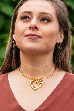 Choker em aro ondulado com maxi coração orgânico - comprar online