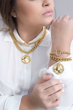 Pulseira em elos grossos com pingente de cavalo - comprar online
