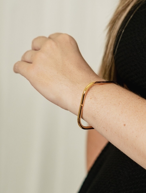 Bracelete liso quadrado