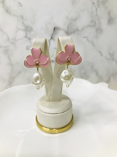 Brinco rosa com pérola