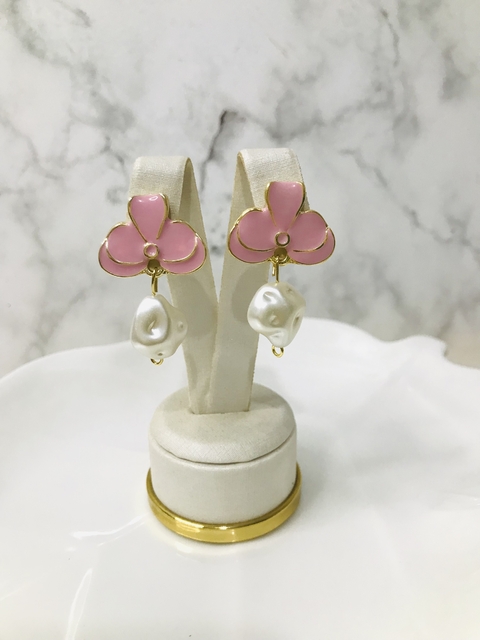 Brinco rosa com pérola